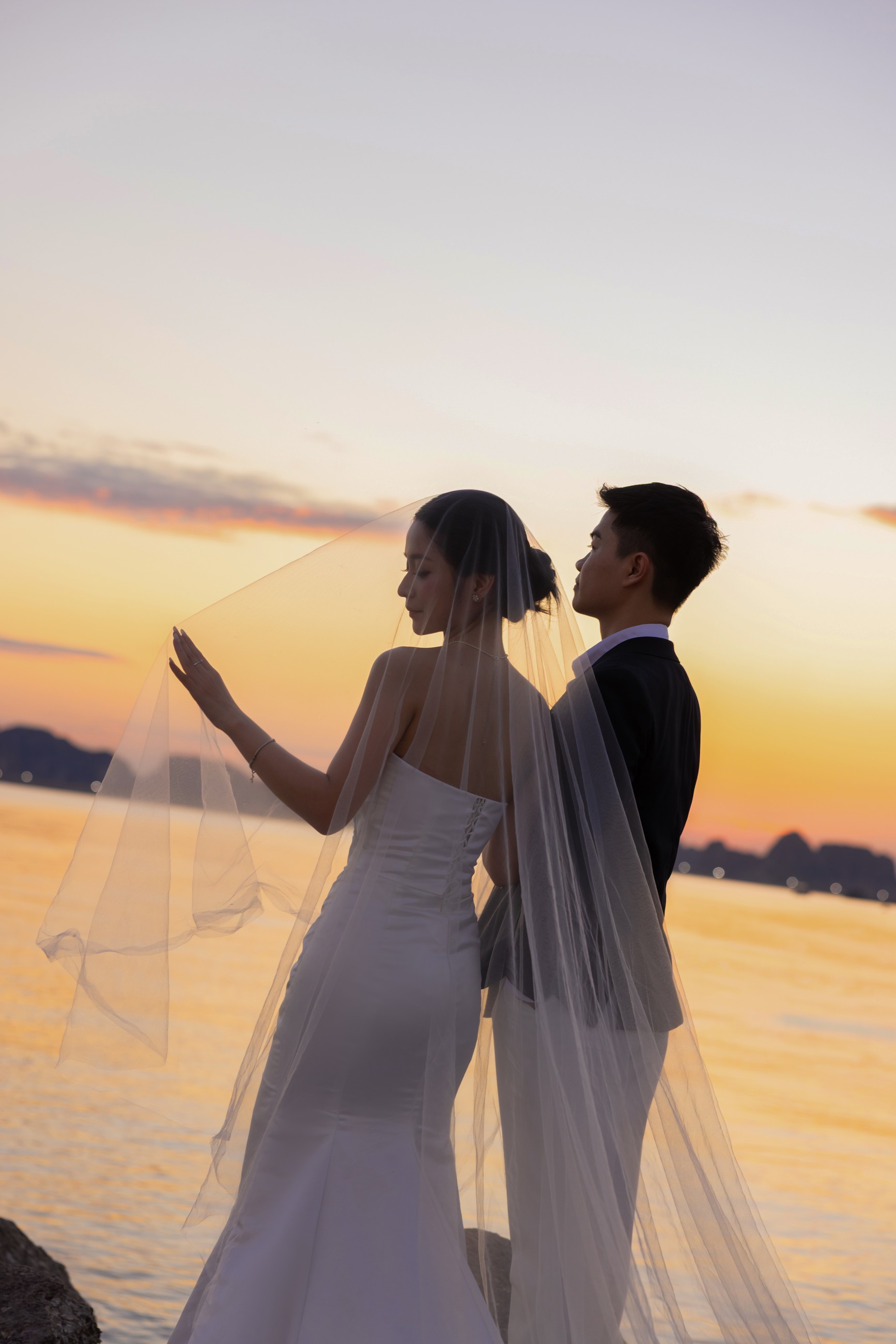 Tú Oanh và Văn Thái bên biển lúc hoàng hôn