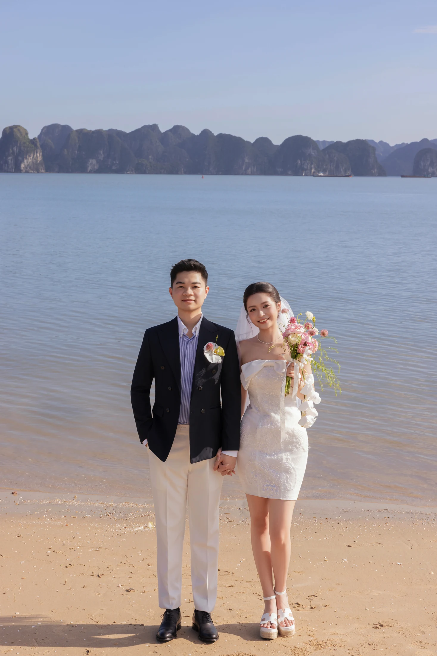 Khoảnh khắc hoàng hôn bên biển