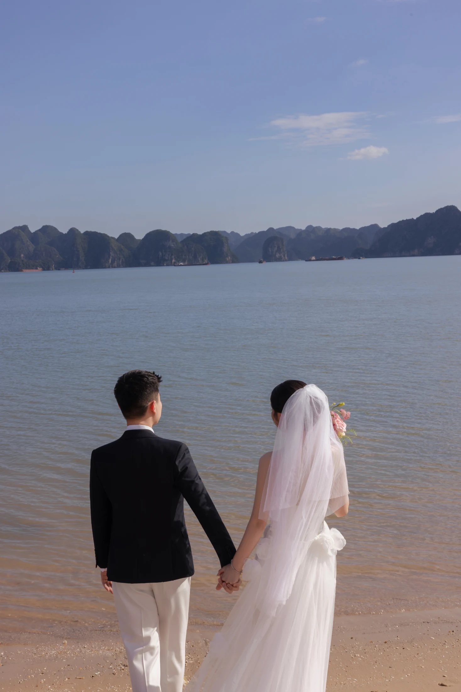 Hai người nhìn ra biển