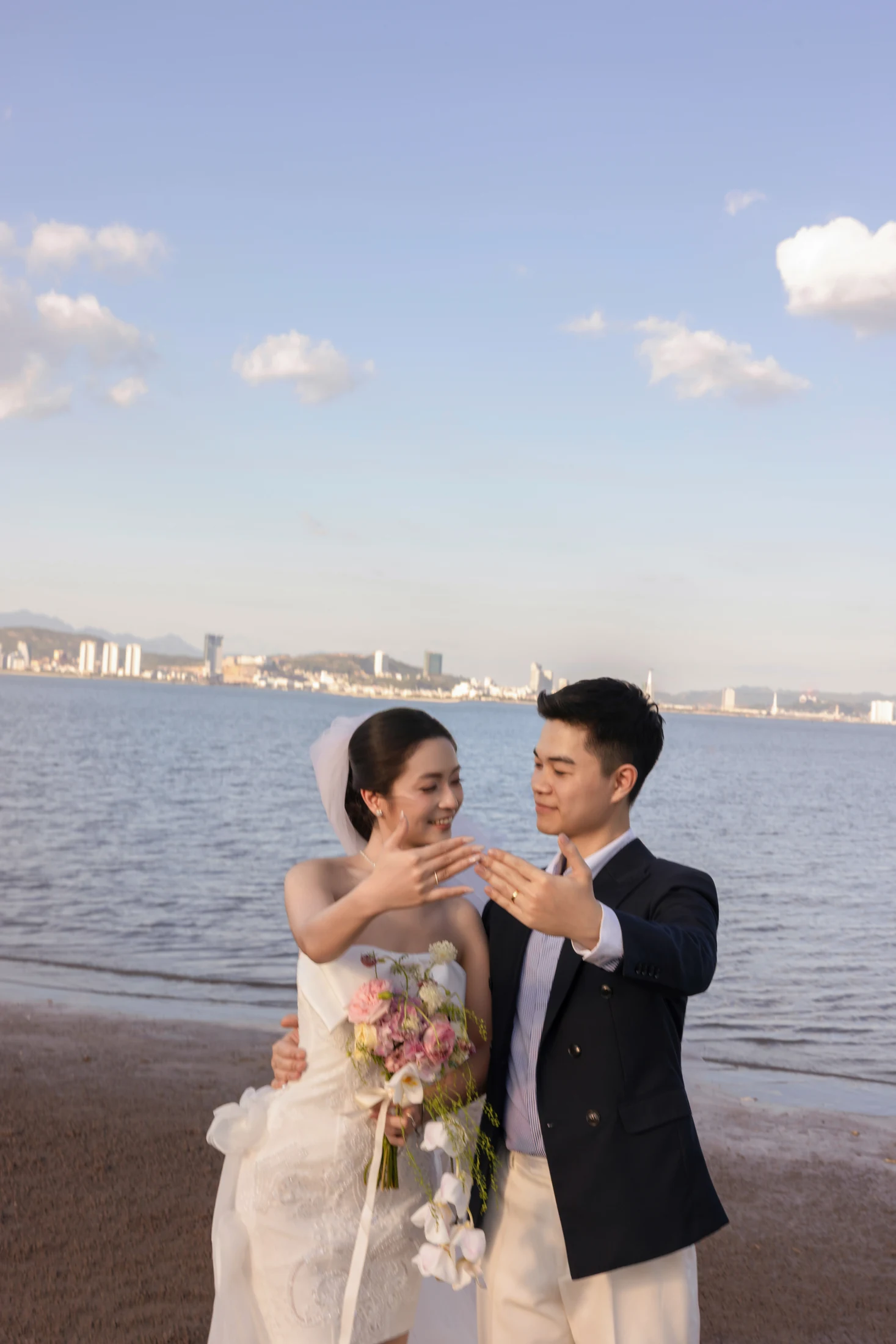Đôi mình bên bờ biển