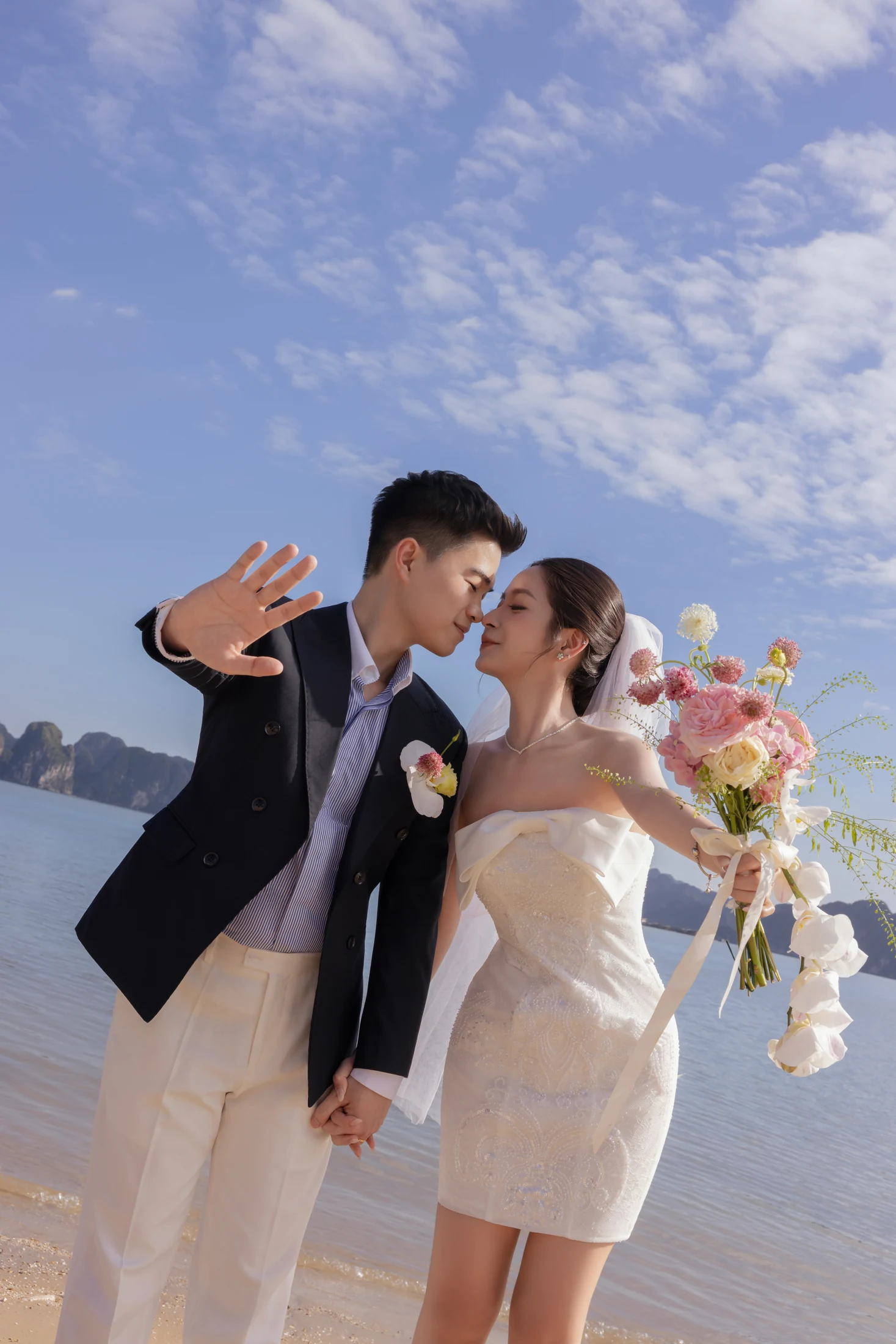 Khoảnh khắc vui đùa bên biển