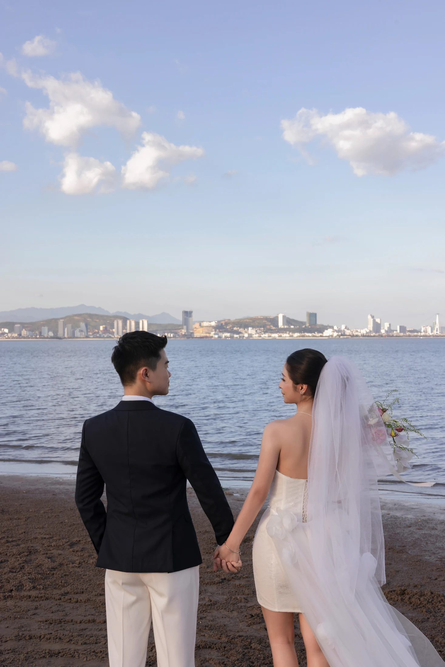 Cô dâu chú rể tạo dáng bên biển